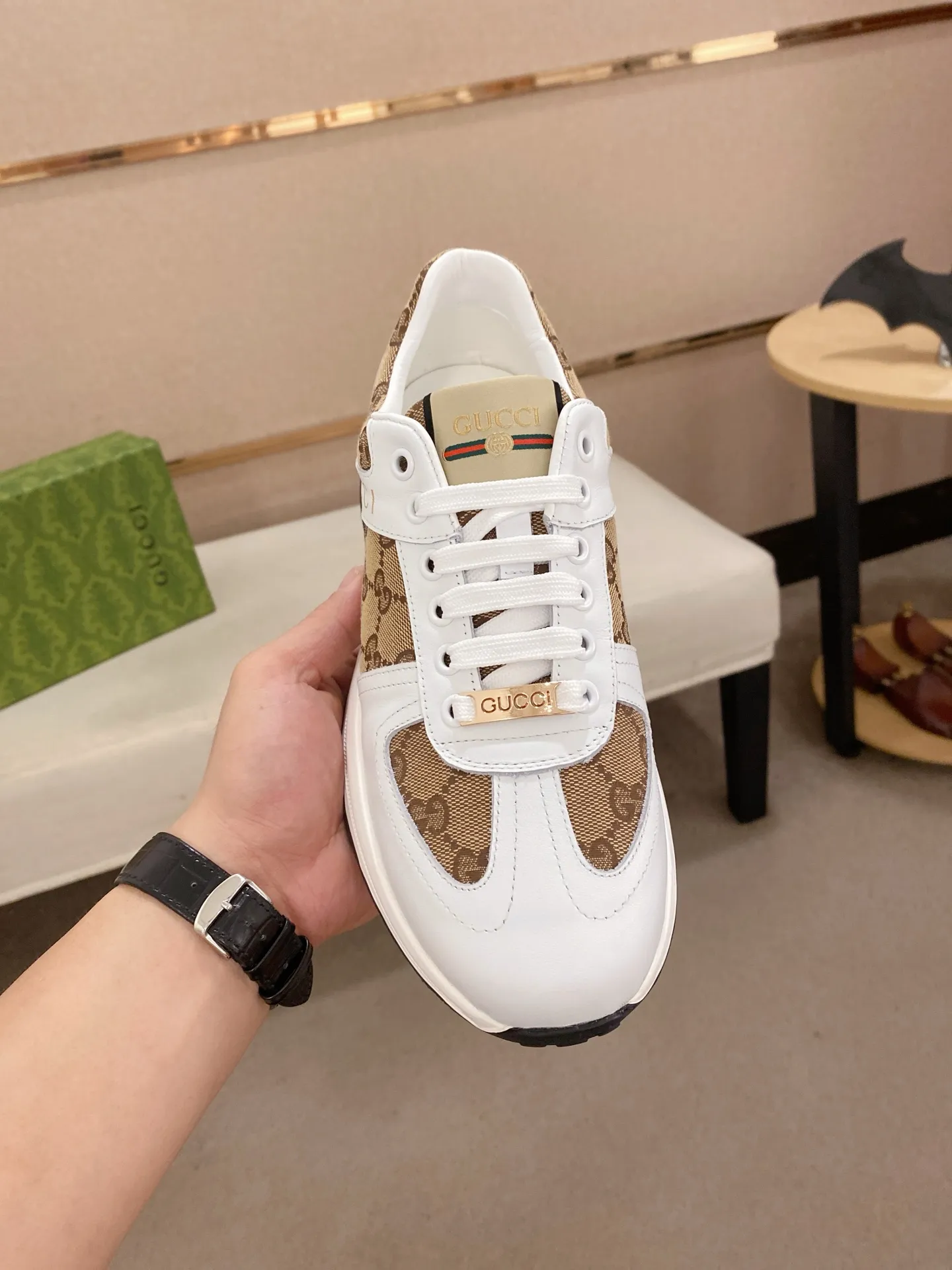 Men's clothing and shoes💰 400💰🇮🇹🇮🇹GUCCI (Gucci) top 🔍🔍 new models are on sale at the same time, the upper 🇮🇹 is imported Italian first-layer cowhide, the lining is fully imported sheepskin 💪💪, completely 1⃣️compared 1⃣️Reproduction🇮🇹💪💪, ⚠Sole: The original sole is specially provided by the original factory, the exclusive movable molded sole is super comfortable, ⚠Original factory follow-up goods, 🔍🔍high quality, you can enter and leave the counter at will, welcome to compare⚠. Code number: 38-44 (45 is custom-made and cannot be returned or exchanged)